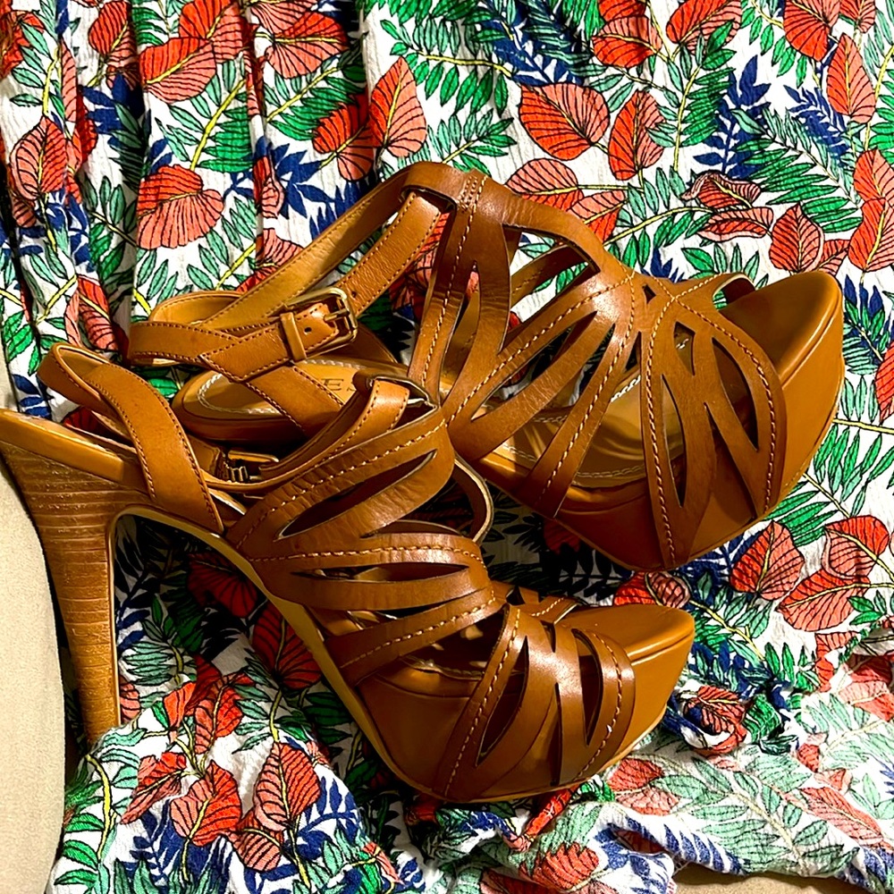 Vintage Guess, leather, nude, scrappy heals , like new. Size 6
